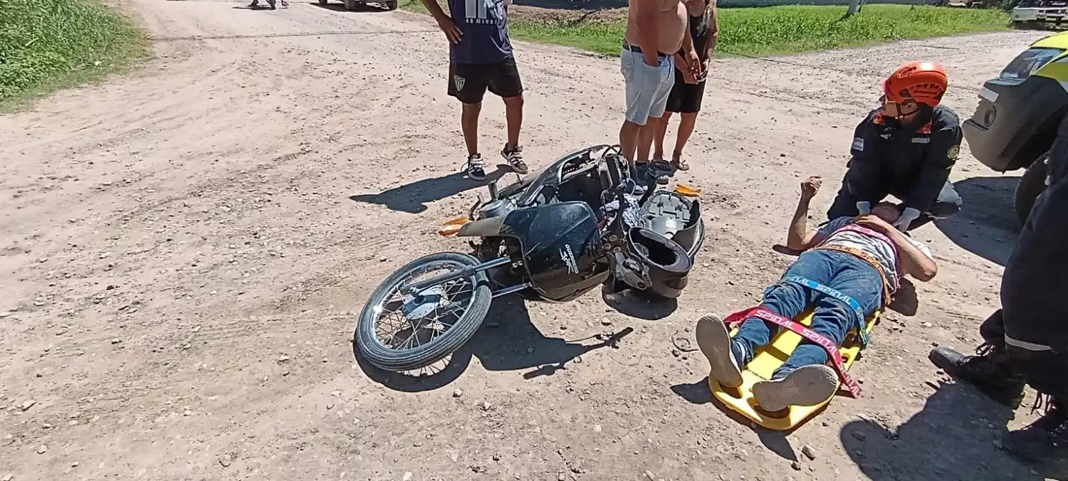 La motocicleta caída y el joven en la camilla. Foto: BVVT