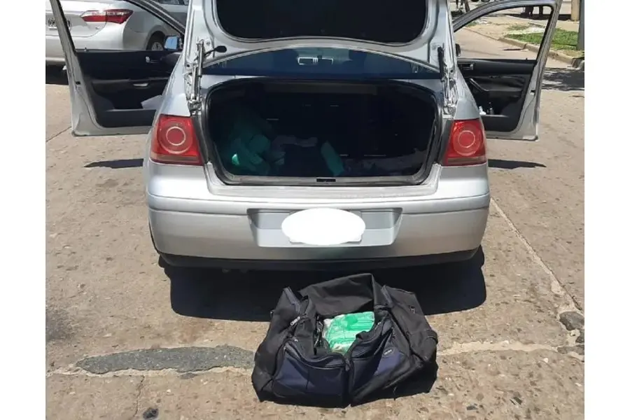 Buscaban a un prófugo y se encontraron con 16 kilos de marihuana en un auto 
