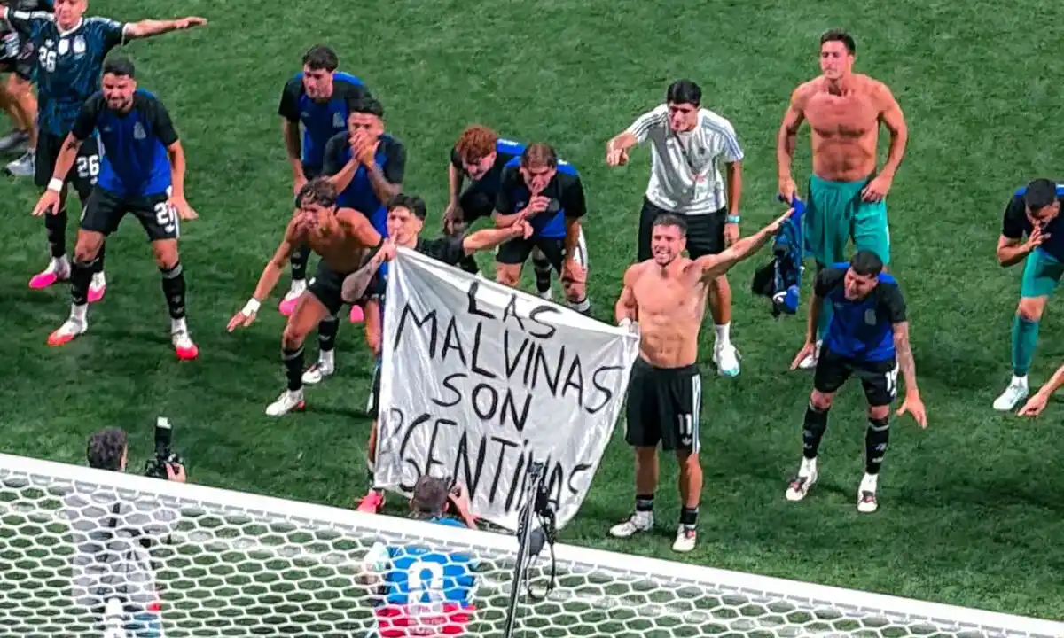 Los jugadores mostraron la bandera al finalizar el partido.