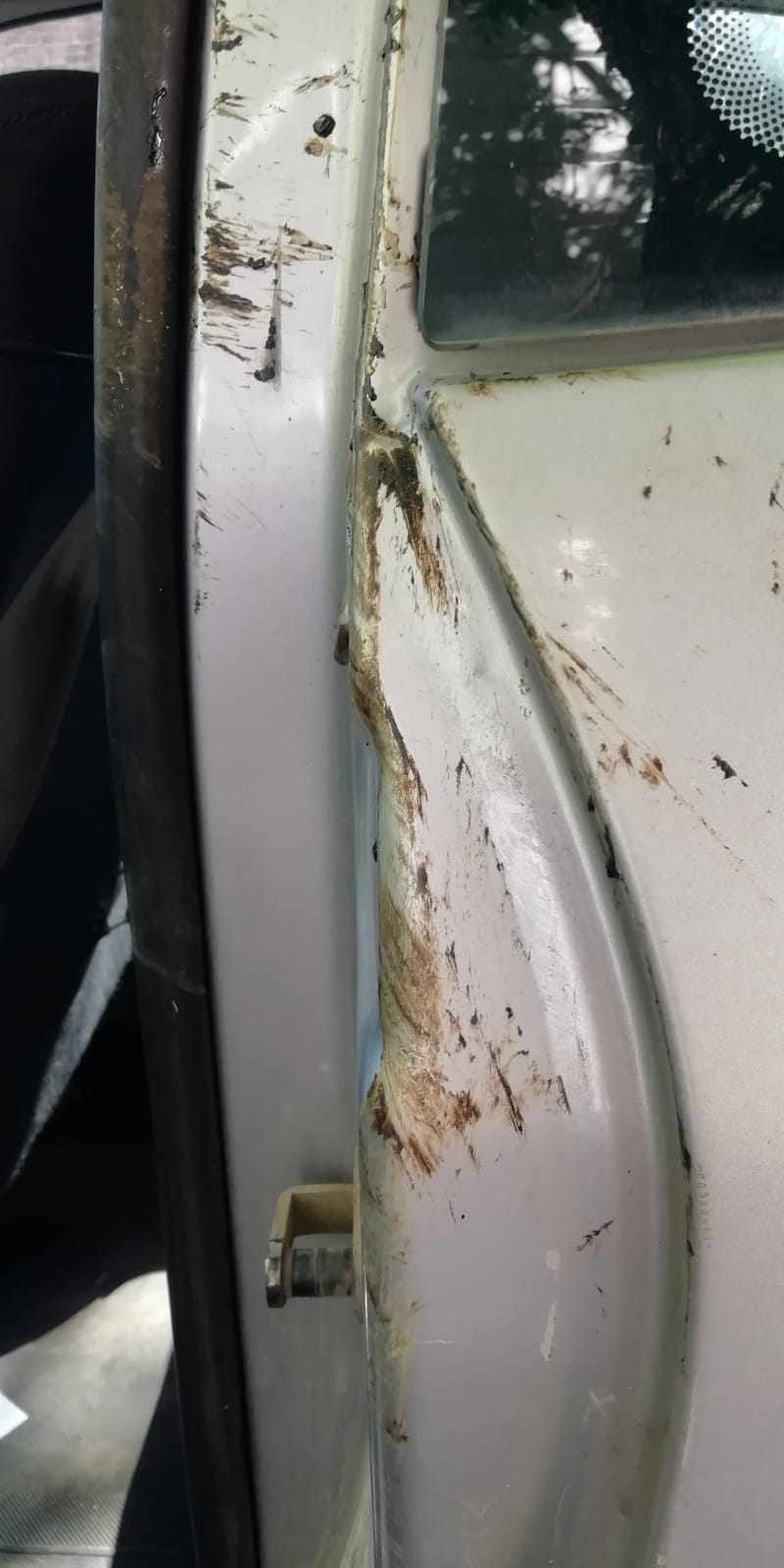 La Plata: empresa que realizaba obras municipales rompió el auto de una vecina y nadie se hace cargo