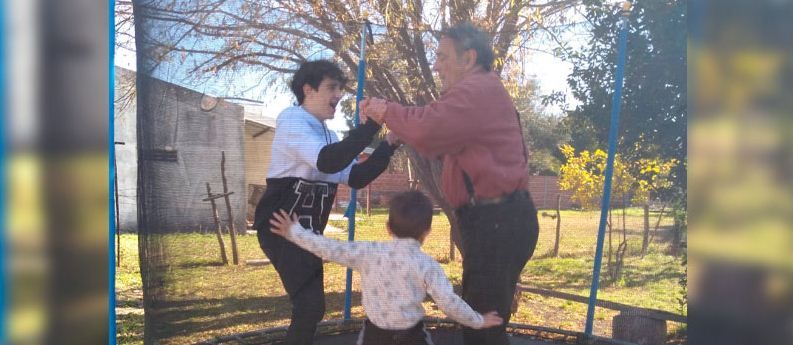 El abuelo entrerriano de 84 años que juega en una cama elástica con su bisnieto