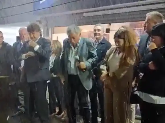 Una vecina les tiró un baldazo de agua a los oradores cuando inauguraban un local de La Libertad Avanza