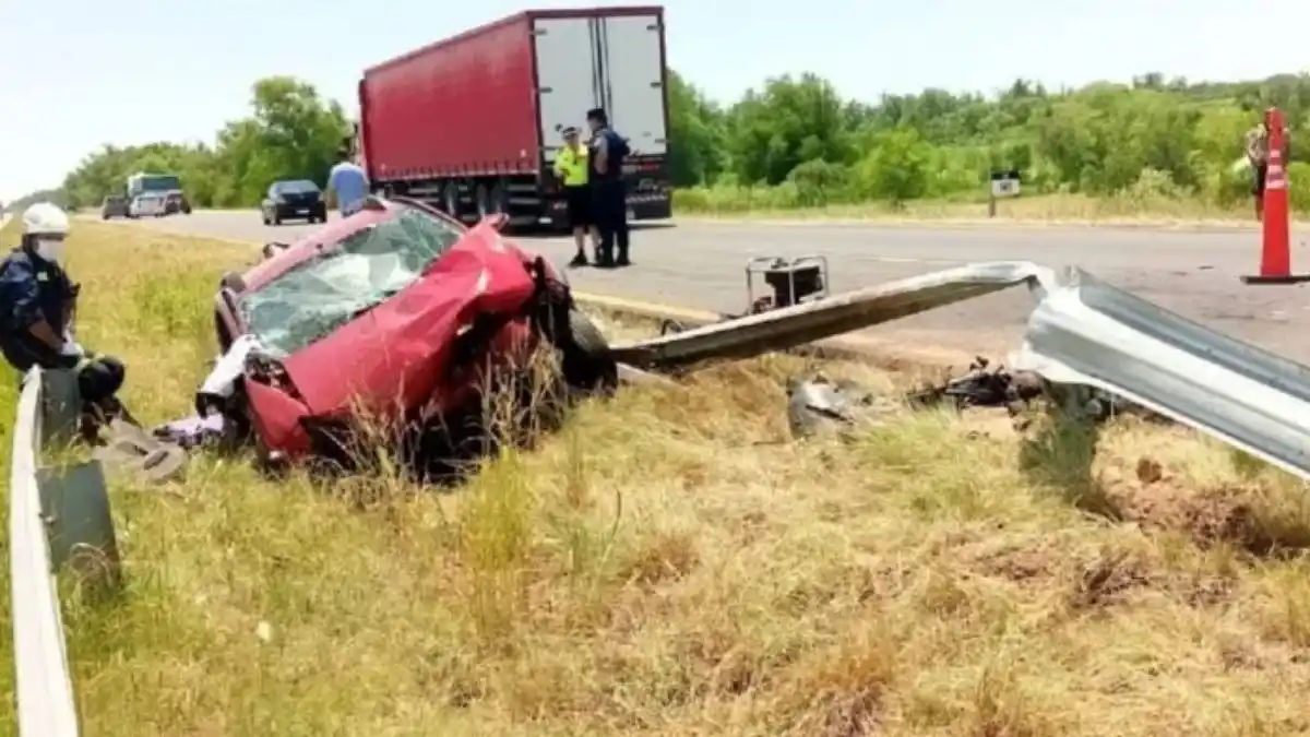 Accidente fatal en la ruta 12: una mujer murió al estrellarse contra el guardarrail