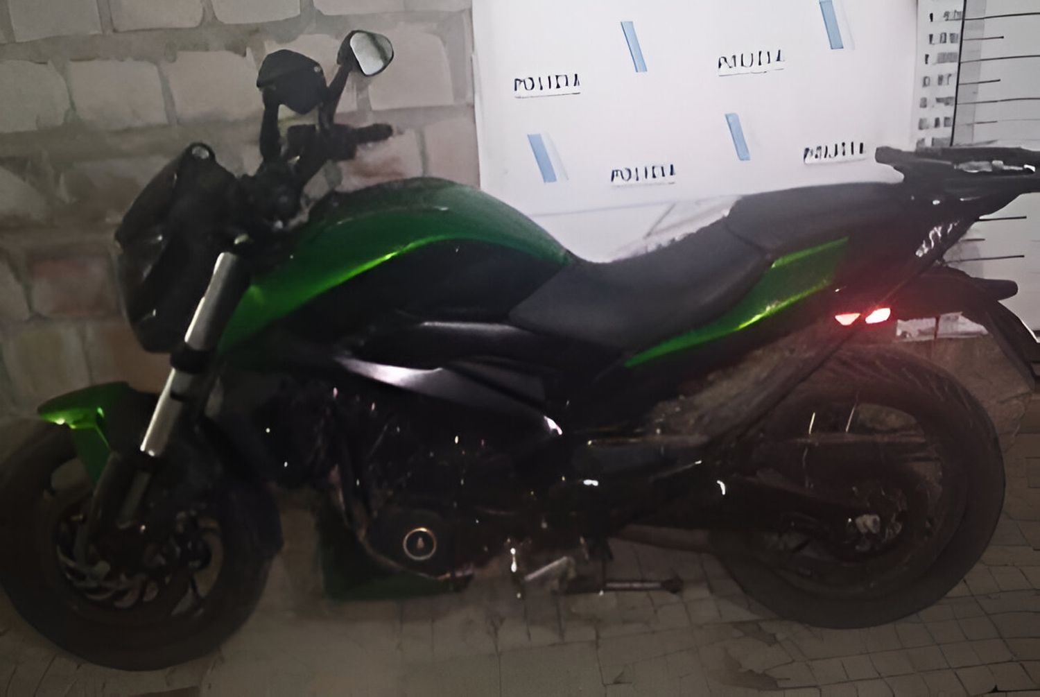 La moto Bajaj recuperada por la policía.