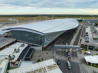 Tensión en los aeropuertos de Ezeiza y el Metropolitano por amenazas de bomba
