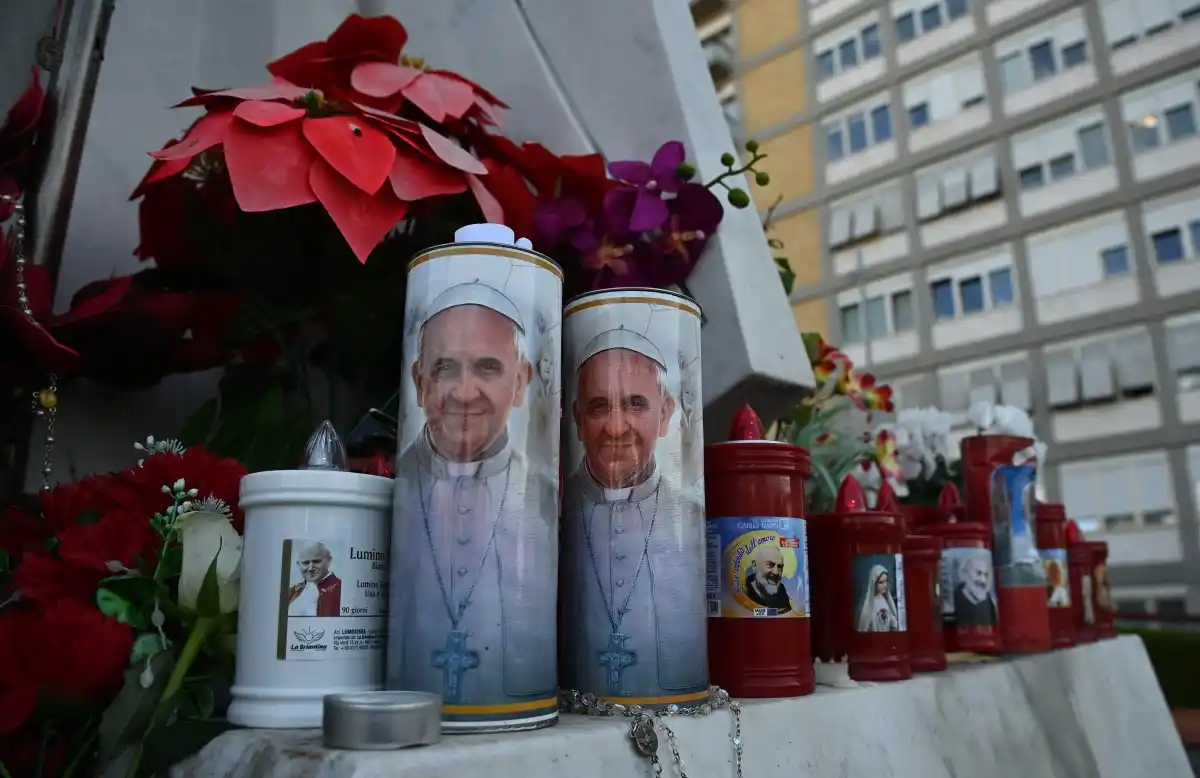 Papa Francisco, que «no está fuera de peligro»: NO PRONUNCIARÁ EL DOMINGO EL ÁNGELUS