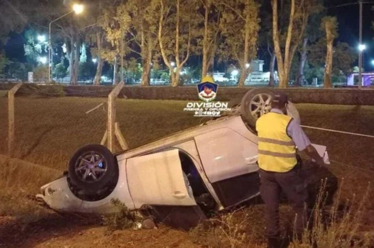 De no creer: conducía alcoholizado, volcó con su auto y el que lo fue a buscar también iba borracho