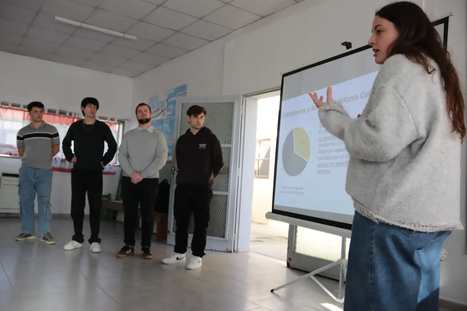 Los estudiantes presentaron el informe ante funcionarios y eferentes sociales.