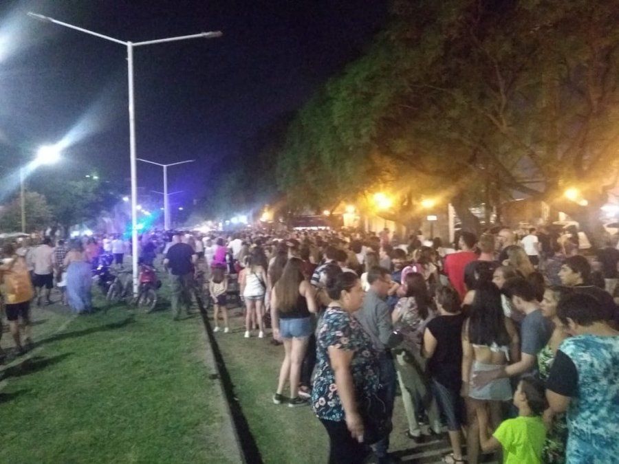 En los ingresos, debido a la gran cantidad de gente, debieron abrir los molinetes de seguridad. 