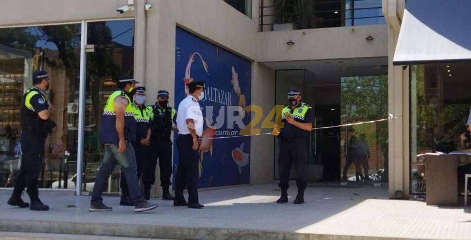 Ingresó a una oficina y le disparó a una mujer en la cabeza