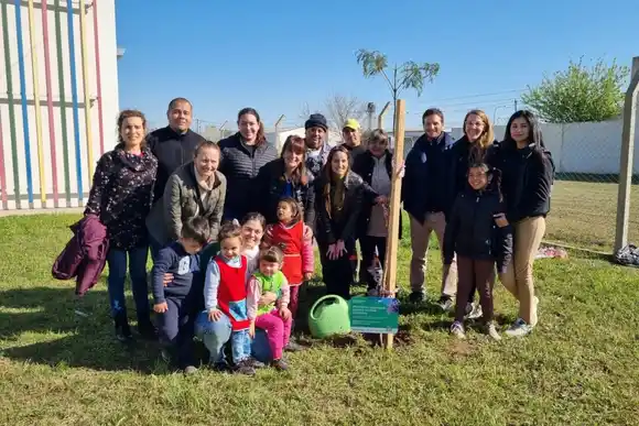 Municipio, empresas e infancias unidas en el Día del Árbol