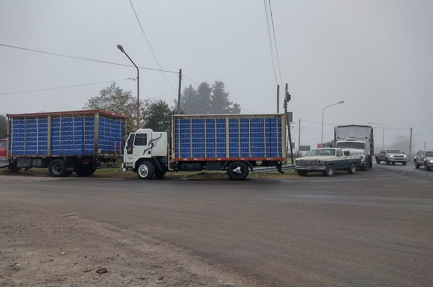 Se forman largas colas de vehículos sobre la ruta 16 para cargar combustible