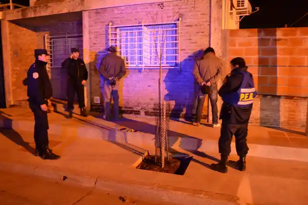 Una modalidad delictiva que crece: detuvieron a dos con un parabrisas