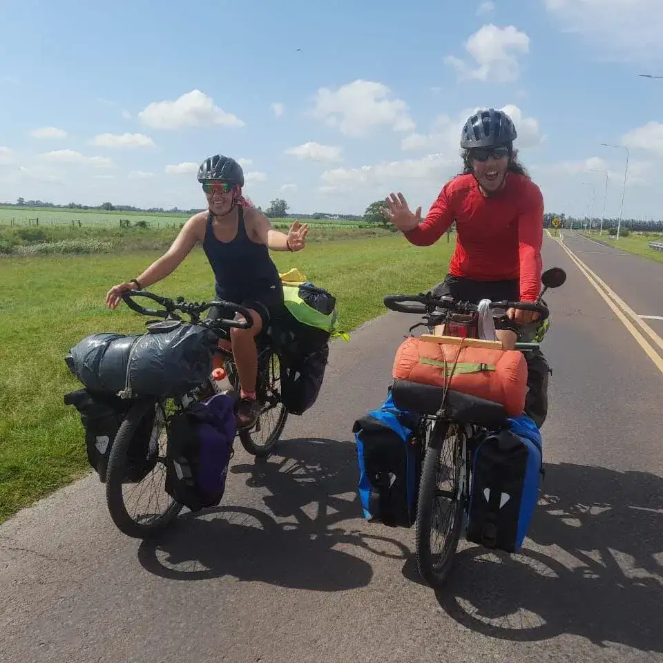 Noelia Urrutia y Fernando Piñero decidieron cambiar sus vidas y recorrer la región en bicicleta.