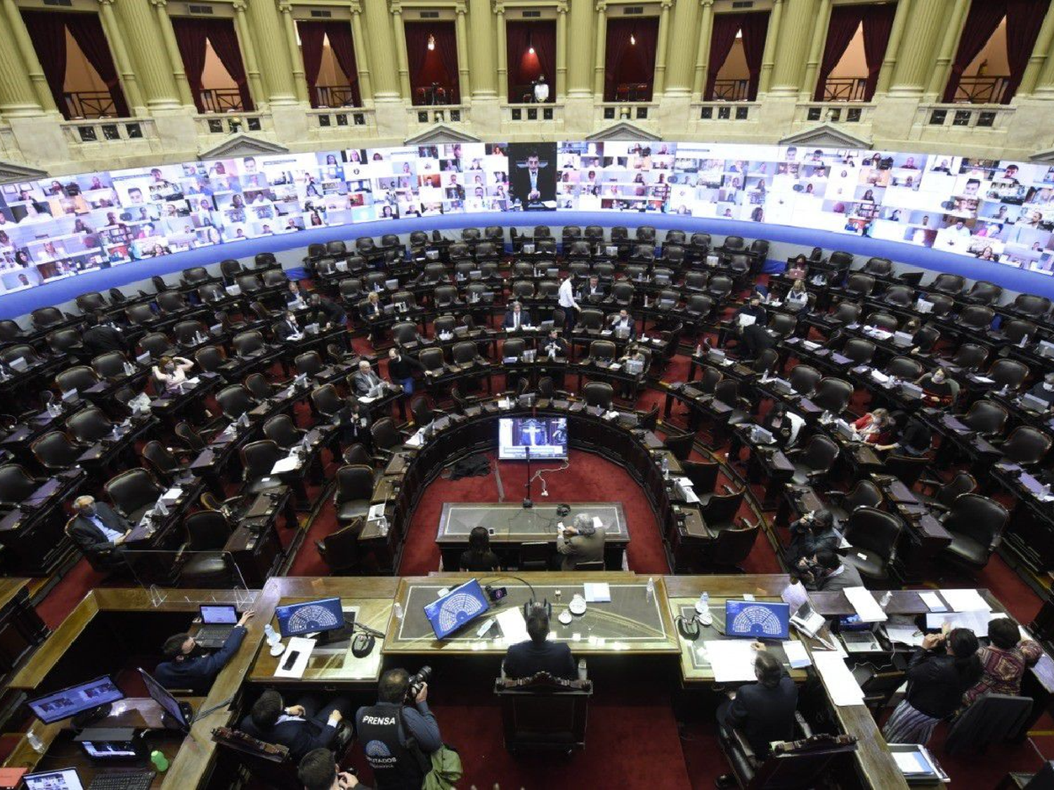 Fernández firmó el decreto para que el Congreso trate en extraordinarias la modificación del impuesto a las Ganancias