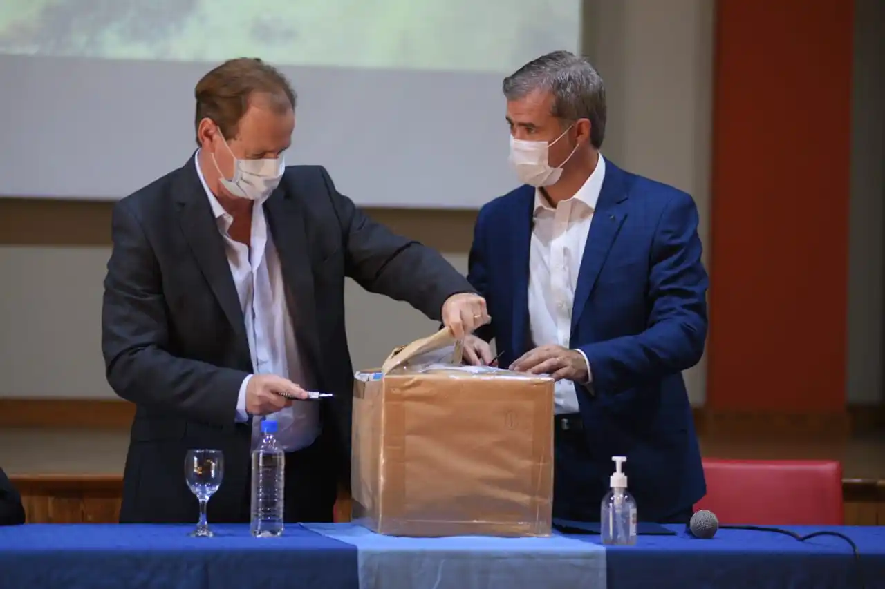 "La ampliación de la planta de efuentes proyecta la ciudad a 30 años", destacó Piaggio