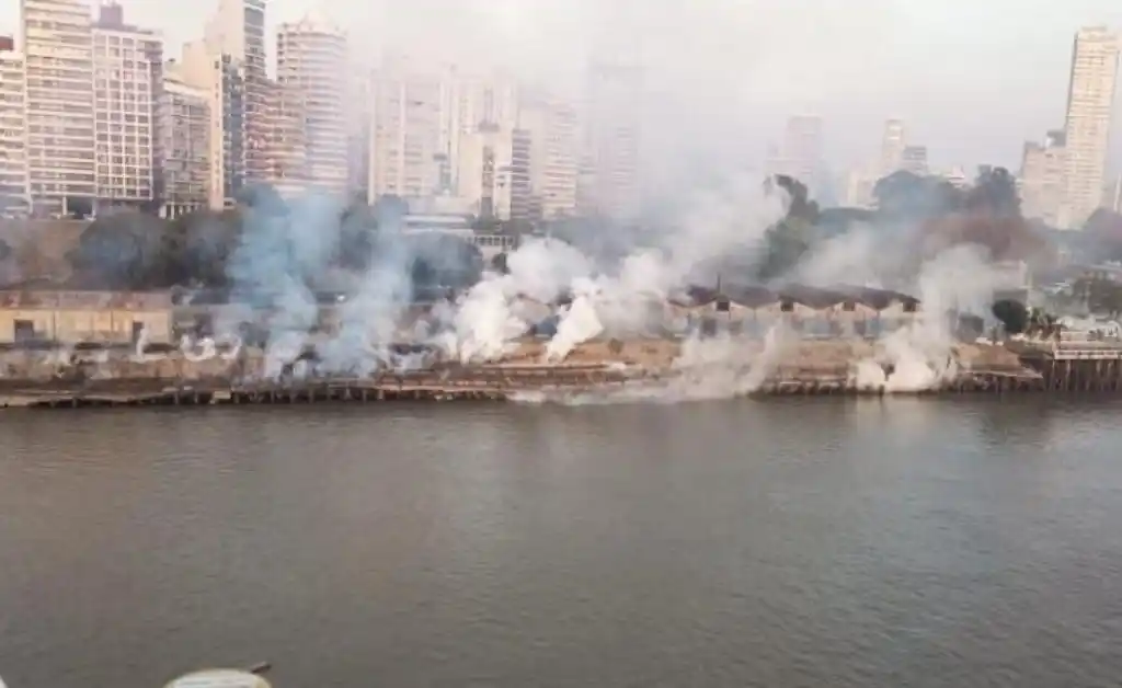 Rosario: voraz incendio en los viejos galpones y muelles del puerto