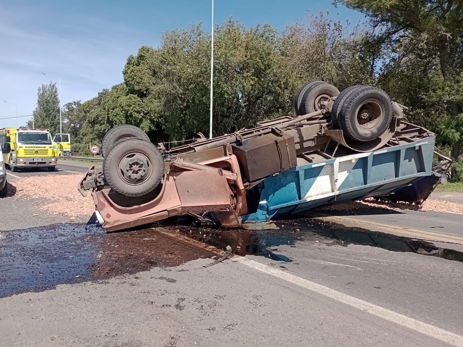 El vehículo quedó volcado en la cinta asfáltica.