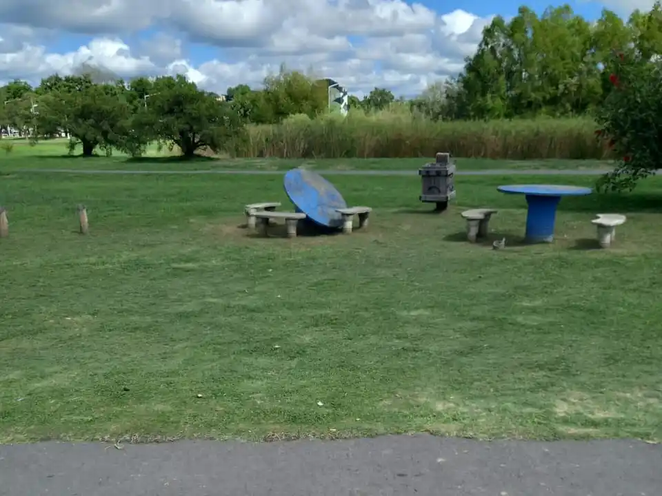 Una de las mesas del Paseo Público rota producto de hecho de vandalismo.