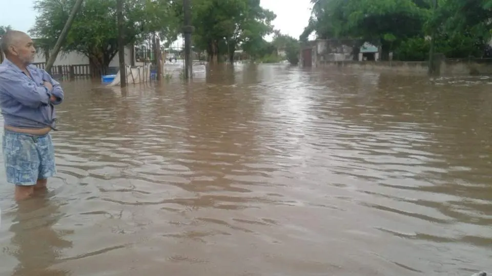 Pergamino: El agua baja de a poco y las personas regresan a sus viviendas
