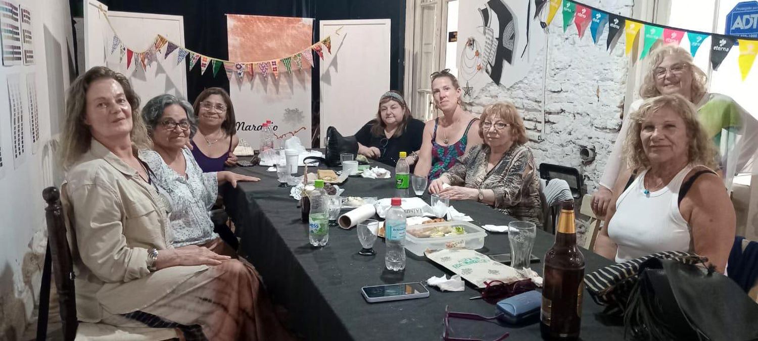 Alumnas. Llevando a cabo el taller, profundizando su arte y pensamientos creativos