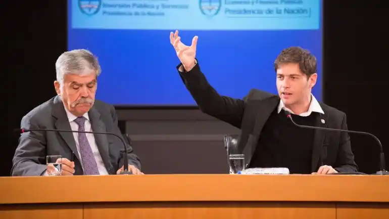 El Gobierno negocia con gobernadores y petroleras una baja en el precio de la nafta