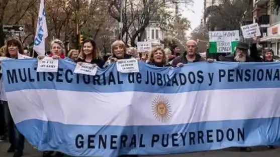 La multisectorial de jubilados y pensionados de General Pueyrredón se movilizó al municipio