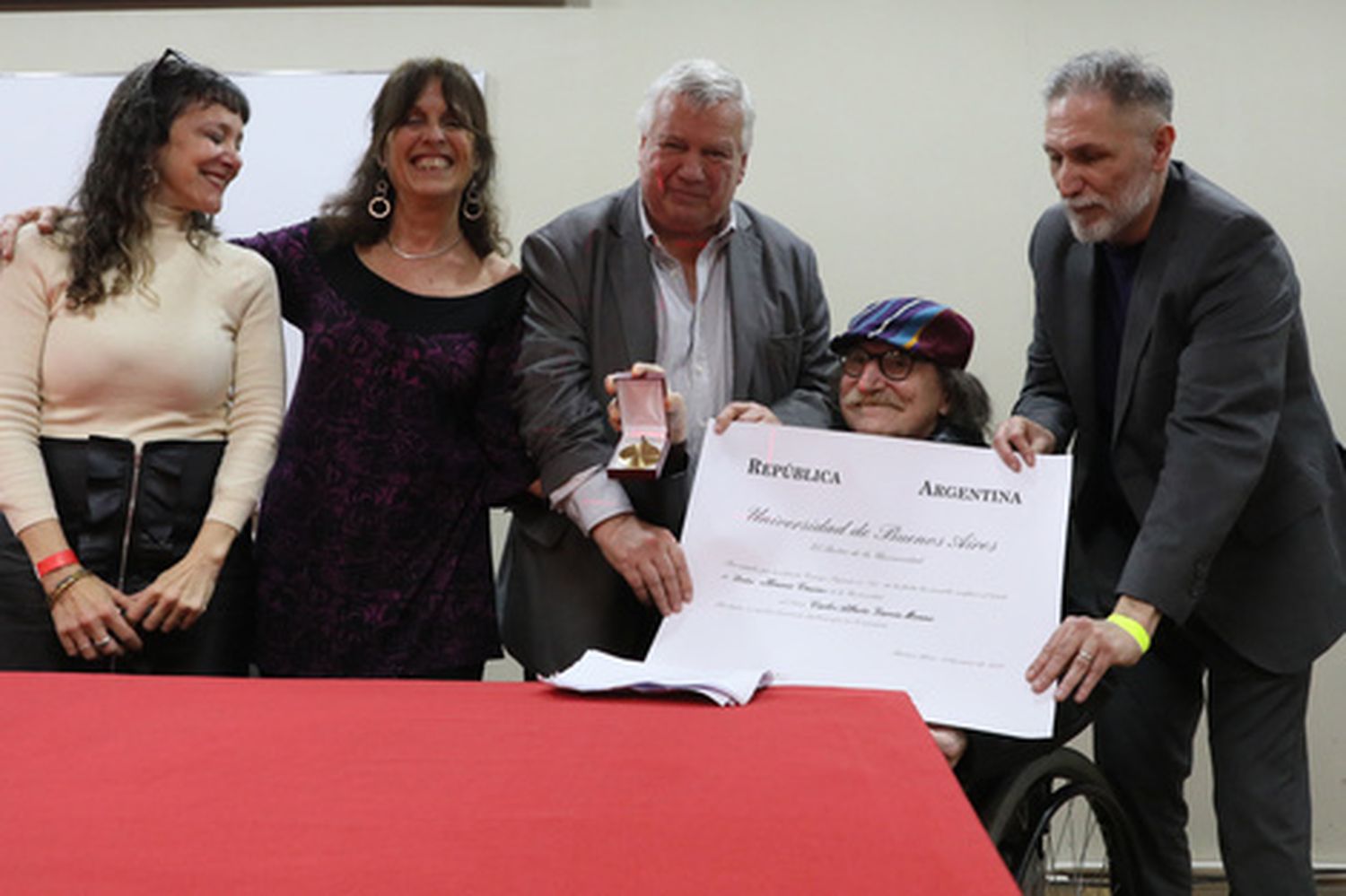 Charly García recibió un doctorado honoris causa por parte de la UBA