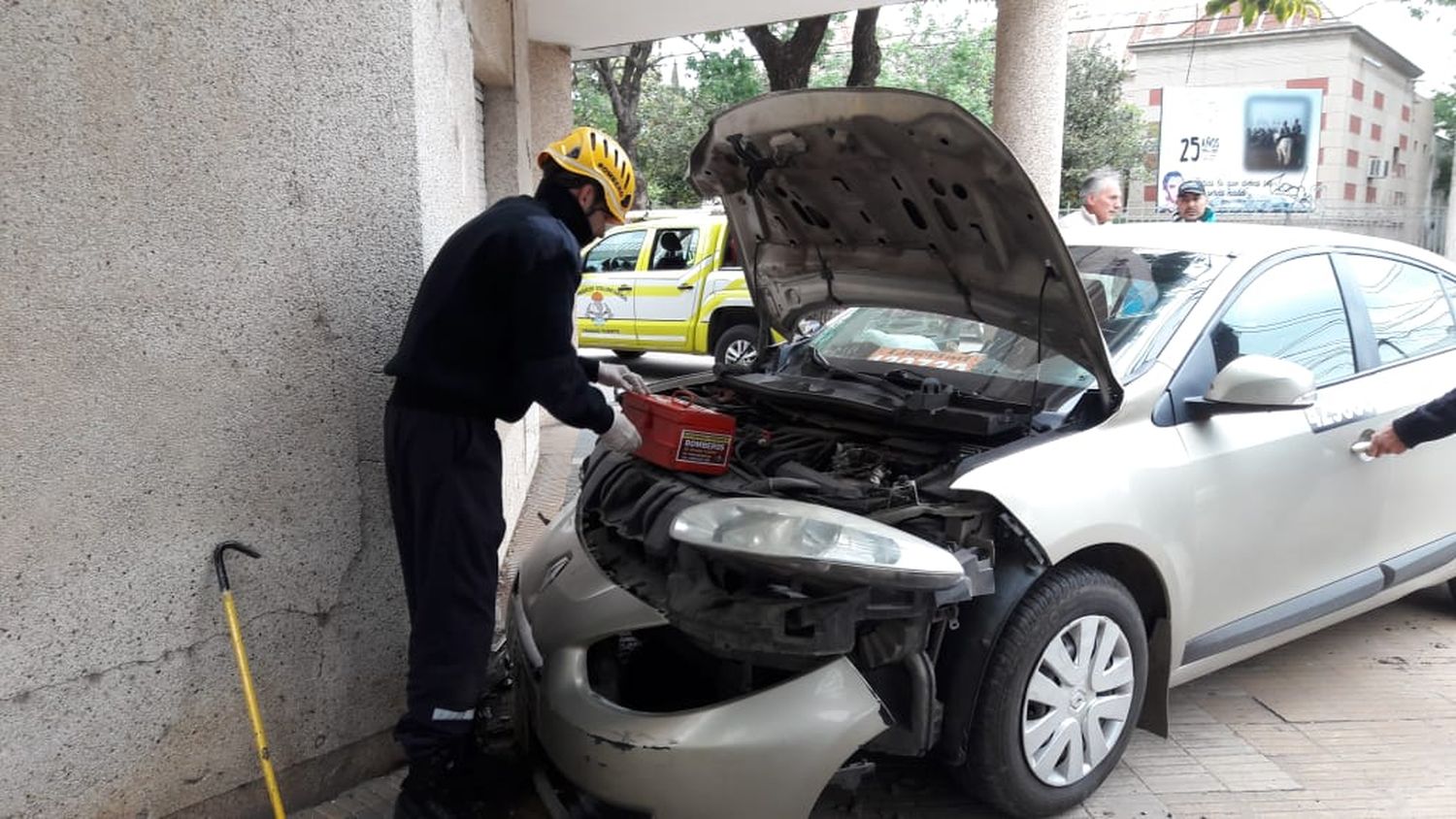 Se descompensó, perdió el control de su vehículo y terminó en la vereda