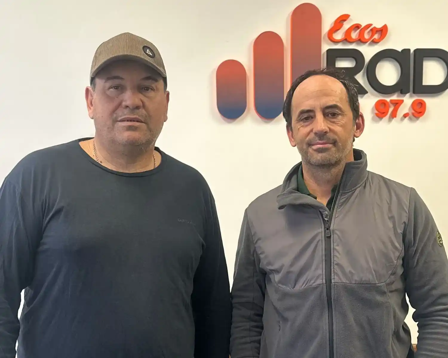 Carlos Iarza y Gastón Steffen, integrantes de Nueva Tierra, explicaron la importancia del muestreo de suelo y el monitoreo agrícola para la toma de decisiones en el campo.