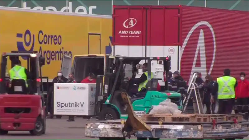 Arribó al país un cargamento con 550 mil dosis de Sputnik V segundo componente