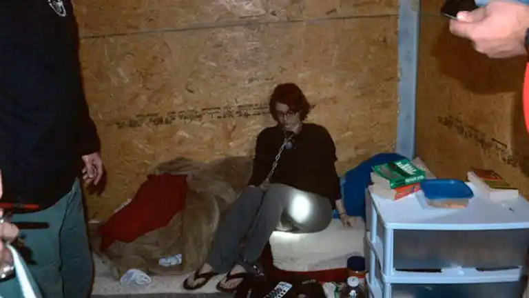 Encadenada y "esclava sexual": la joven abusada por el exitoso agente inmobiliario que era un asesino serial