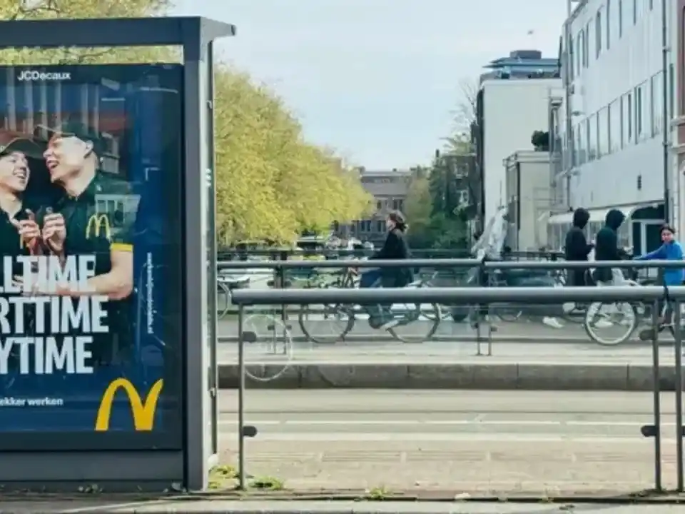 Ámsterdam prohibió la publicidad en la vía pública de productos cárnicos y derivados de combustibles fósiles.