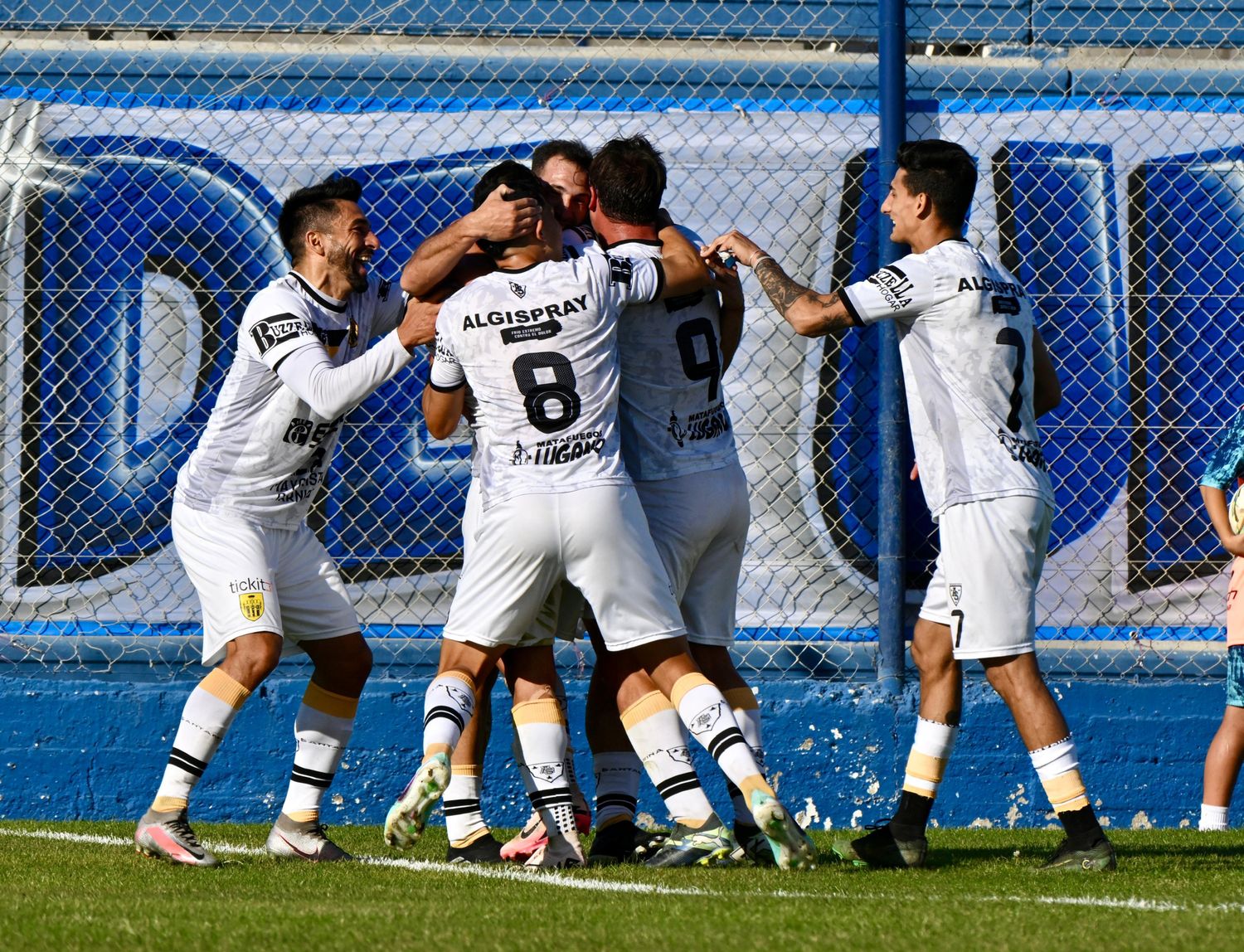Santamarina se puso de pie con cuatro goles en Madryn