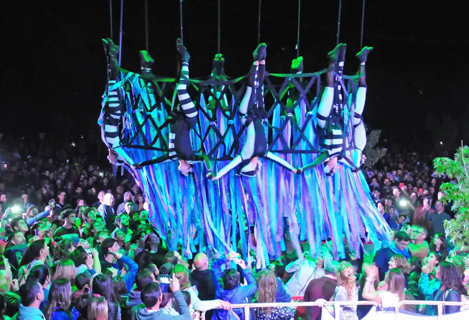 Con un despliegue de acrobacias aéreas, miles de personas disfrutaron del Tandil Brilla 