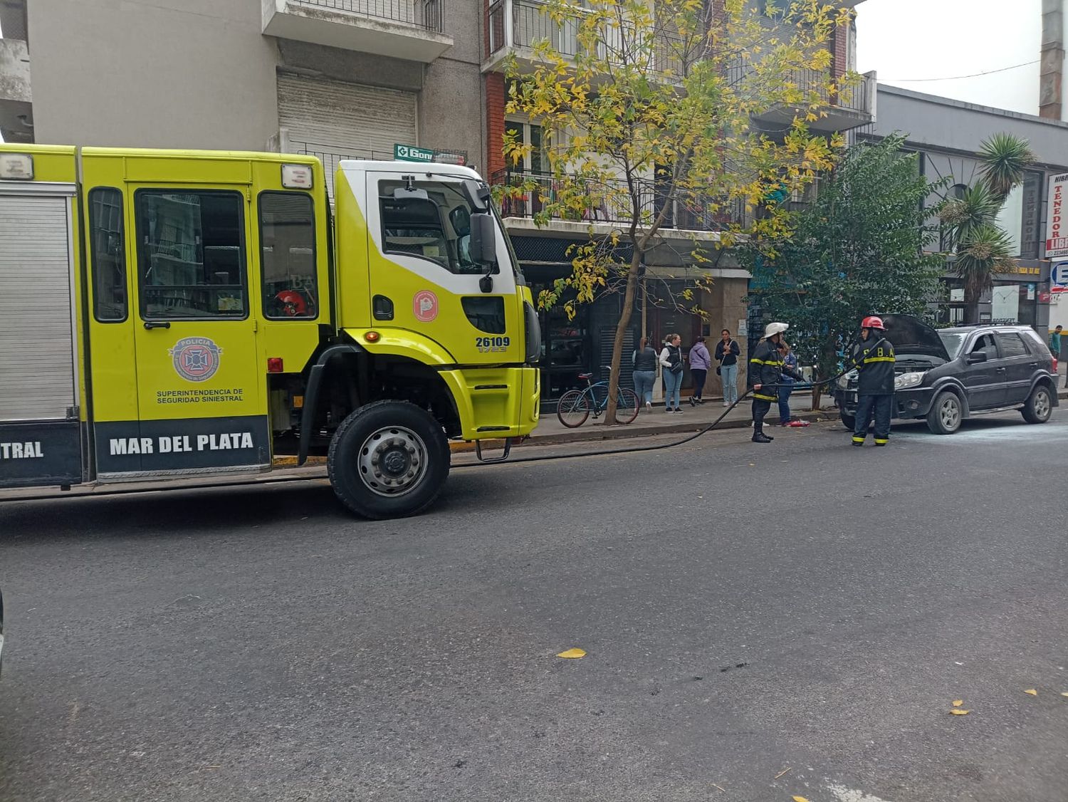 Se incendió un vehículo en pleno centro de la ciudad