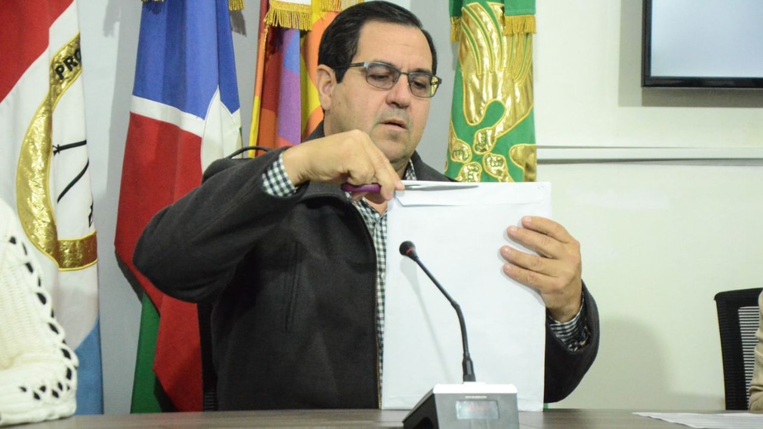 Vallejos realizó la apertura de sobres para el banco de maquinarias, herramientas y materiales