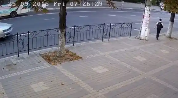 VIDEO: Pateó una piedra y se salvó de ser atropellado 