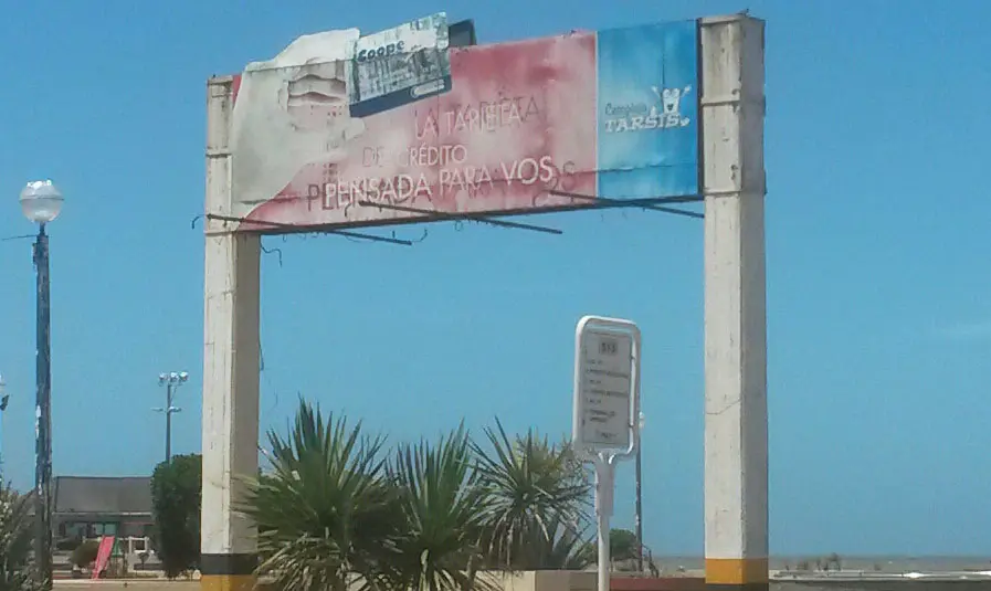 Un cartel en ruinas en 2 y 83