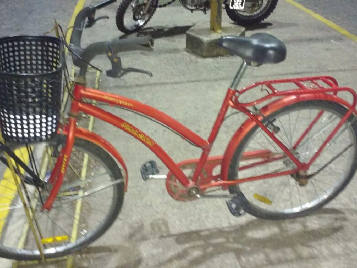 El misterio de la bicicleta roja frente al Banco Nación 