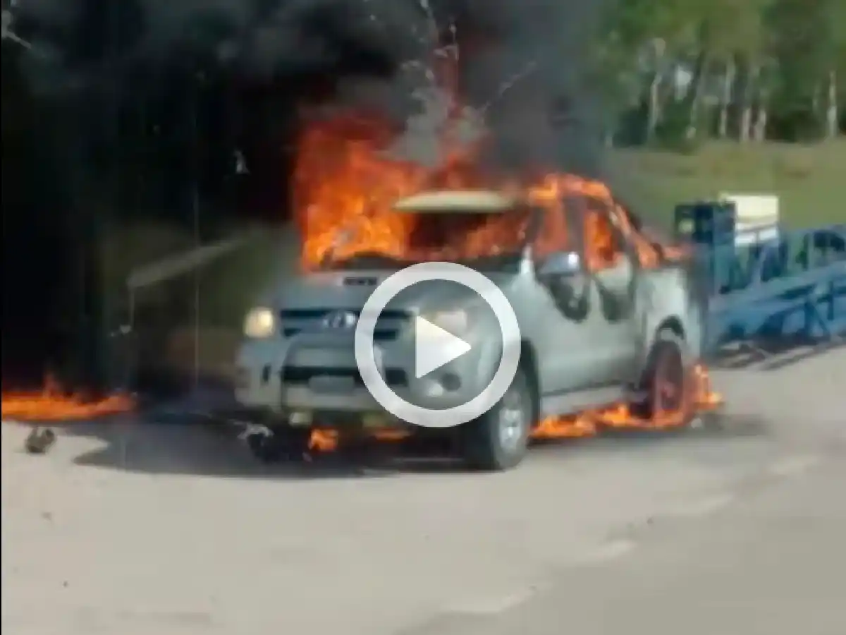 [VIDEO] Una camioneta se incendió totalmente cerca de Morteros 