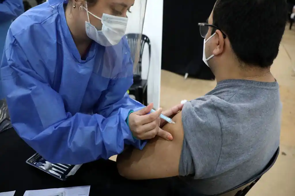 Continúa el operativo de vacunación para docentes