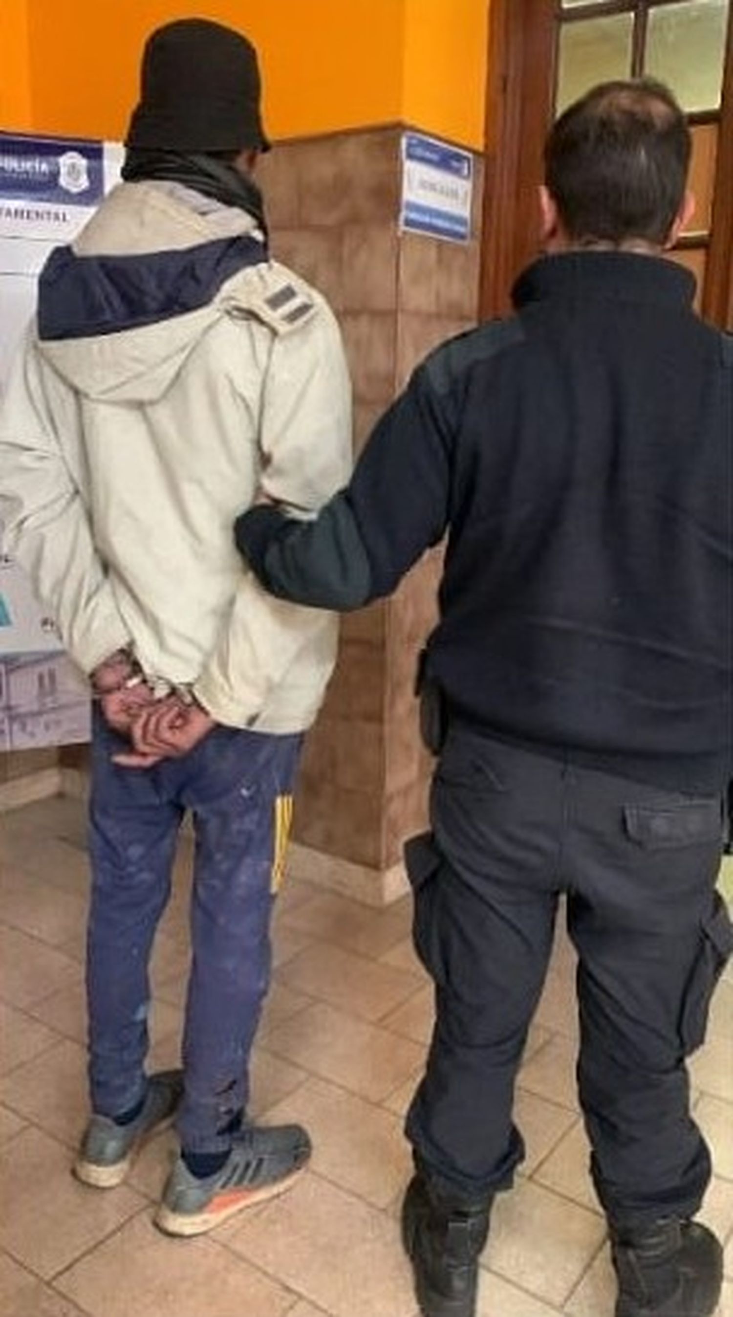 Hurtó varios artículos de un almacén y se dio a la fuga