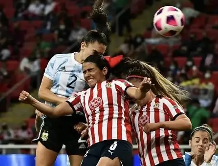 Con un certero cabezazo de Barroso, Argentina superó a Chivas