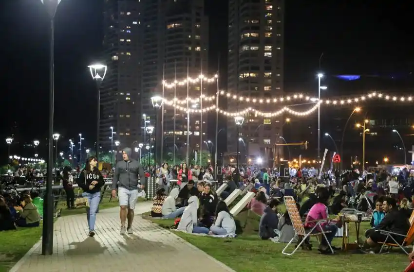 El parque de las Colectividades se prepara para una noche a puro picnic y música