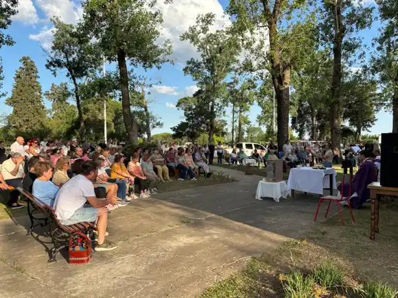 Gran participación en la tradicional misa en honor a los Fieles Difuntos