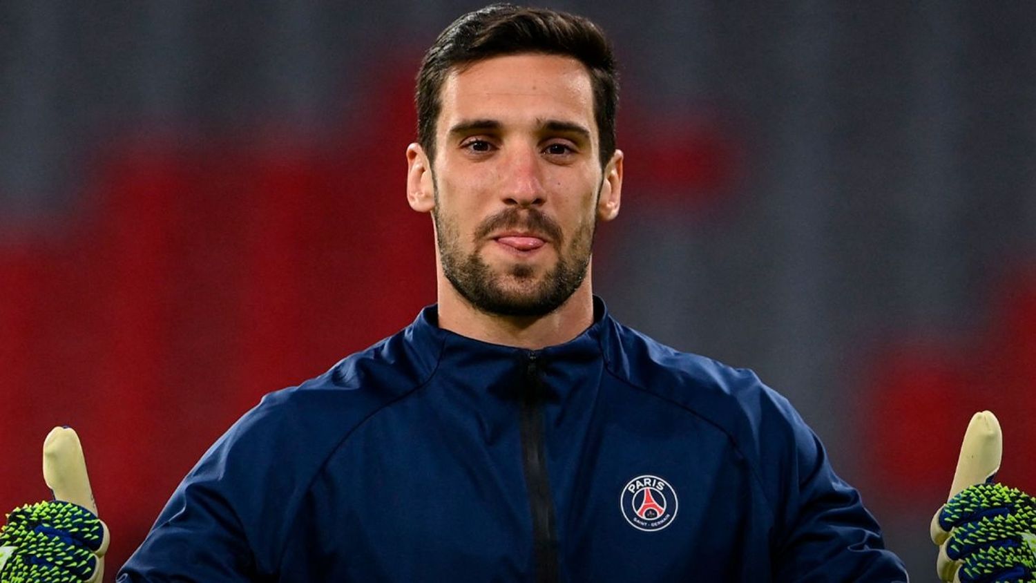 Sergio Rico, arquero del PSG, sigue en cuidados intensivos tras un accidente a caballo