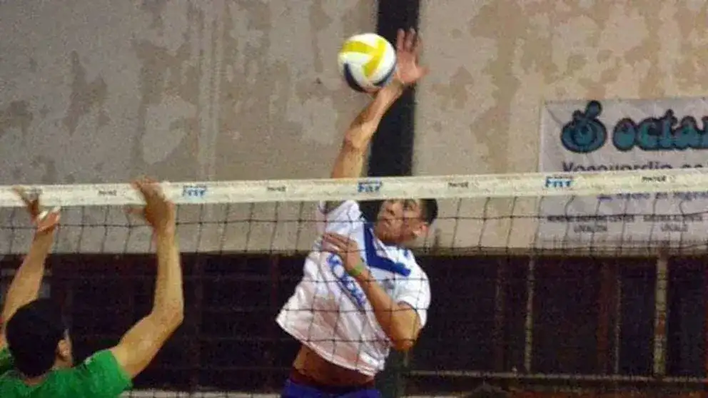 Pablo Noble empezó a jugar al voley a los 10 años en Morón, y a los 12 pasó a Vélez.