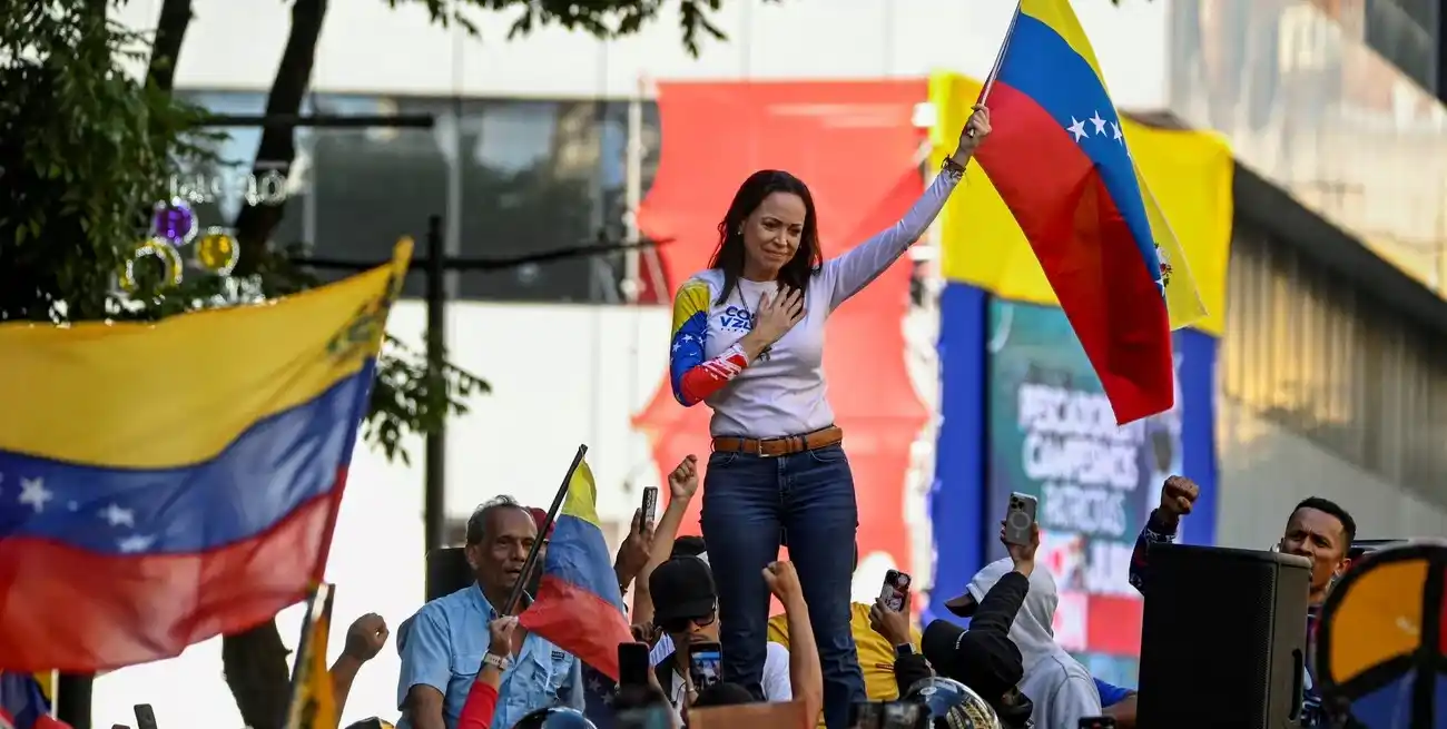 Luego de salir de la clandestinidad para liderar una marcha opositora en Caracas, denuncian que María Corina Machado fue interceptada por agentes chavistas tras abrir fuego contra una caravana de motos que la trasladaba. Foto: REUTERS / Maxwell Briceno.