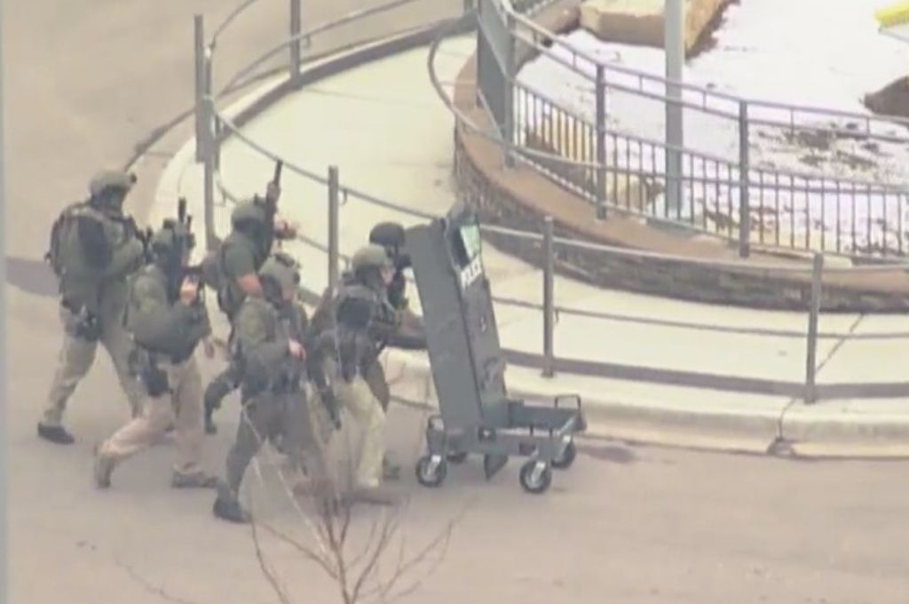 Reportan un tiroteo en un centro comercial en Colorado. VIDEOS
